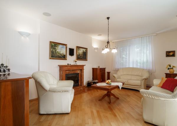 Ponúkame na predaj priestranný rodinný dom 456,06m2 s bazénom v tichej ulici, blízko centra Stupavy