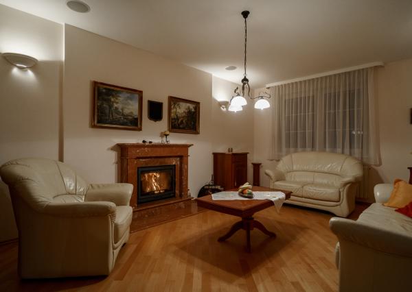 Ponúkame na predaj priestranný rodinný dom 456,06m2 s bazénom v tichej ulici, blízko centra Stupavy