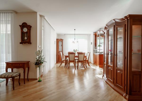 Ponúkame na predaj priestranný rodinný dom 456,06m2 s bazénom v tichej ulici, blízko centra Stupavy