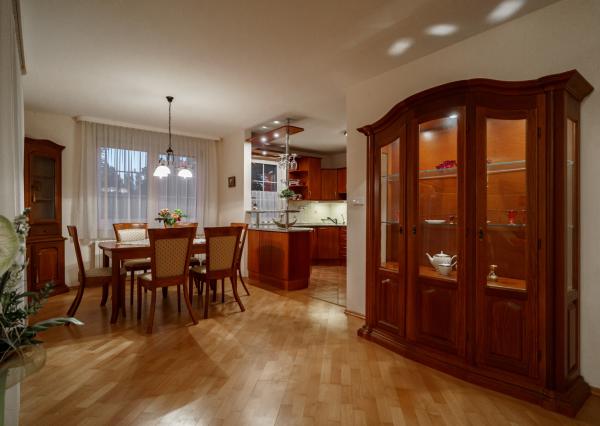 Ponúkame na predaj priestranný rodinný dom 456,06m2 s bazénom v tichej ulici, blízko centra Stupavy