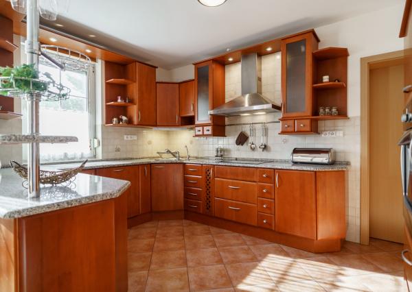 Ponúkame na predaj priestranný rodinný dom 456,06m2 s bazénom v tichej ulici, blízko centra Stupavy