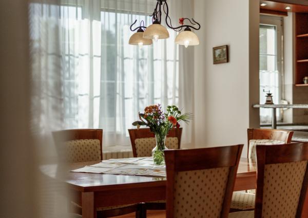 Ponúkame na predaj priestranný rodinný dom 456,06m2 s bazénom v tichej ulici, blízko centra Stupavy