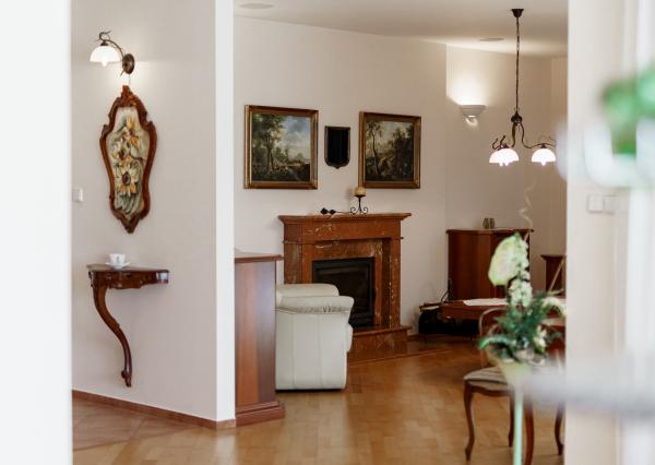 Ponúkame na predaj priestranný rodinný dom 456,06m2 s bazénom v tichej ulici, blízko centra Stupavy