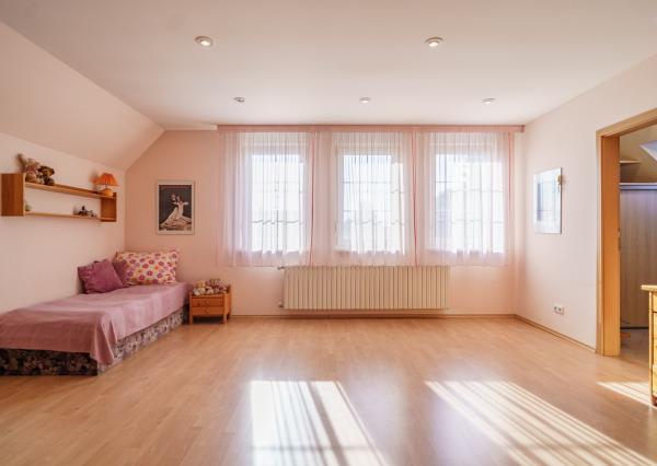 Ponúkame na predaj priestranný rodinný dom 456,06m2 s bazénom v tichej ulici, blízko centra Stupavy