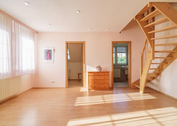 Ponúkame na predaj priestranný rodinný dom 456,06m2 s bazénom v tichej ulici, blízko centra Stupavy