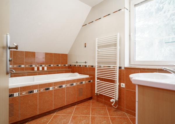 Ponúkame na predaj priestranný rodinný dom 456,06m2 s bazénom v tichej ulici, blízko centra Stupavy