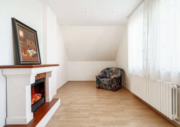 Ponúkame na predaj priestranný rodinný dom 456,06m2 s bazénom v tichej ulici, blízko centra Stupavy