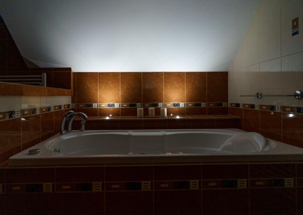 Ponúkame na predaj priestranný rodinný dom 456,06m2 s bazénom v tichej ulici, blízko centra Stupavy