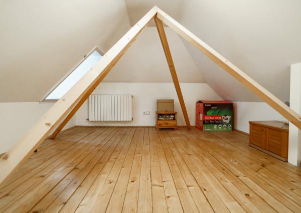 Ponúkame na predaj priestranný rodinný dom 456,06m2 s bazénom v tichej ulici, blízko centra Stupavy