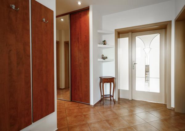 Ponúkame na predaj priestranný rodinný dom 456,06m2 s bazénom v tichej ulici, blízko centra Stupavy