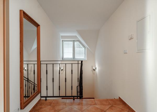 Ponúkame na predaj priestranný rodinný dom 456,06m2 s bazénom v tichej ulici, blízko centra Stupavy