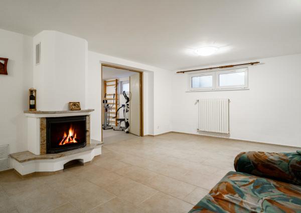 Ponúkame na predaj priestranný rodinný dom 456,06m2 s bazénom v tichej ulici, blízko centra Stupavy