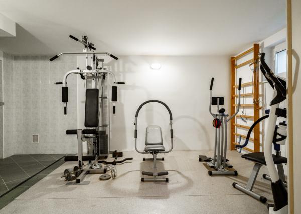 Ponúkame na predaj priestranný rodinný dom 456,06m2 s bazénom v tichej ulici, blízko centra Stupavy