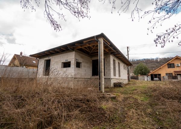 NA PREDAJ – Moderný 4-izbový rodinný dom s veľkou terasou a súkromím | Hontianske Nemce | pozemok 765 m²