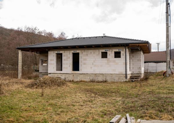 NA PREDAJ – Moderný 4-izbový rodinný dom s veľkou terasou a súkromím | Hontianske Nemce | pozemok 765 m²