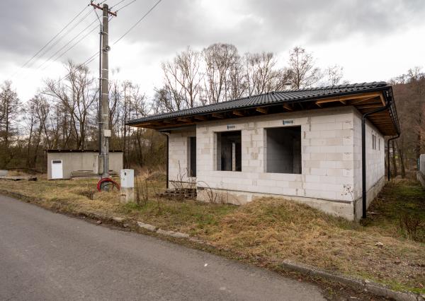 NA PREDAJ – Moderný 4-izbový rodinný dom s veľkou terasou a súkromím | Hontianske Nemce | pozemok 765 m²