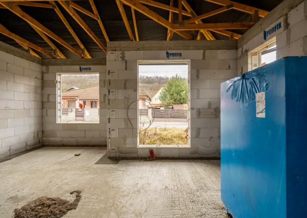 NA PREDAJ – Moderný 4-izbový rodinný dom s veľkou terasou a súkromím | Hontianske Nemce | pozemok 765 m²