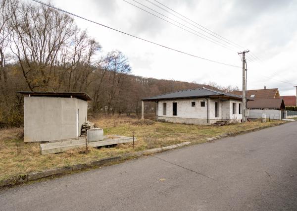 NA PREDAJ – Moderný 4-izbový rodinný dom s veľkou terasou a súkromím | Hontianske Nemce | pozemok 765 m²