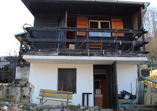 REZERVOVANÉ - Predaj  záhradnej chaty so záhradou 335 m2, krbom, Banská Bystrica-Riečka