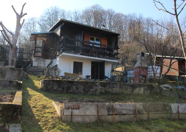 REZERVOVANÉ - Predaj  záhradnej chaty so záhradou 335 m2, krbom, Banská Bystrica-Riečka