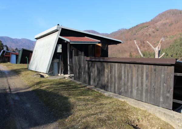 REZERVOVANÉ - Predaj  záhradnej chaty so záhradou 335 m2, krbom, Banská Bystrica-Riečka