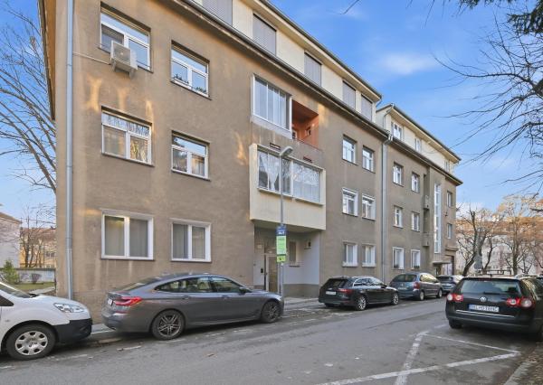 REZERVOVANÉ - Na predaj zrekonštruovaný 3-izbový s loggiou, 74,50 m2, Revúcka ulica, Bratislava-Nivy