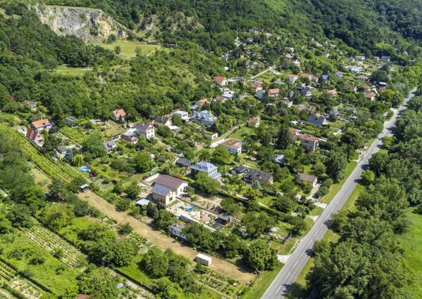 Na predaj pozemok s projektom a stavebným povolením DNV, južný svah s výhľadom na Rakúsko