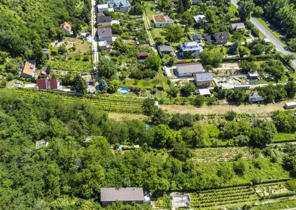 Na predaj pozemok s projektom a stavebným povolením DNV, južný svah s výhľadom na Rakúsko