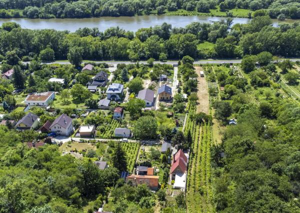 Na predaj pozemok s projektom a stavebným povolením DNV, južný svah s výhľadom na Rakúsko