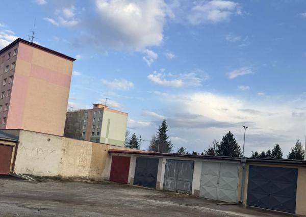 Exkluzívna ponuka! Ponúkam na predaj garáž v Poprade, časť sídlisko Západ na ul. Jazzovej (pri hoteli Olympia