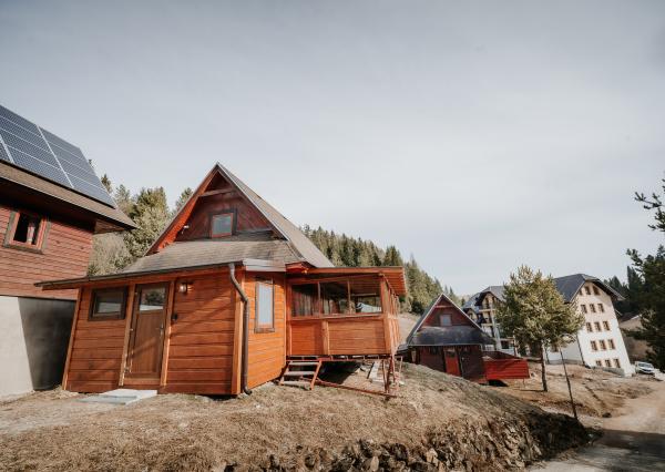 EXKLUZÍVNE Vám ponúkame na predaj dvojpodlažnú rekreačnú chatu s moderným interiérom v časti obce Litmanová