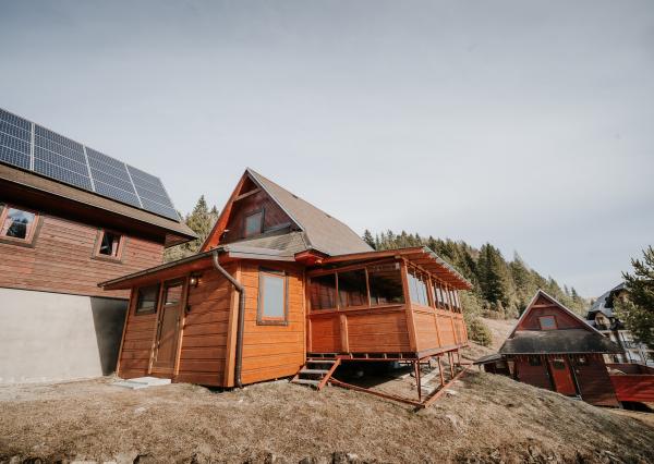 EXKLUZÍVNE Vám ponúkame na predaj dvojpodlažnú rekreačnú chatu s moderným interiérom v časti obce Litmanová