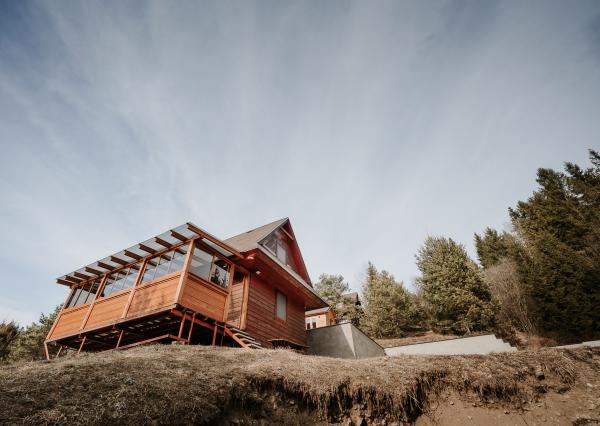 EXKLUZÍVNE Vám ponúkame na predaj dvojpodlažnú rekreačnú chatu s moderným interiérom v časti obce Litmanová