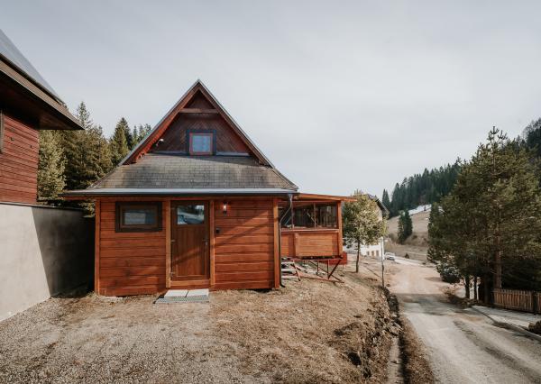 EXKLUZÍVNE Vám ponúkame na predaj dvojpodlažnú rekreačnú chatu s moderným interiérom v časti obce Litmanová