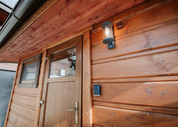 EXKLUZÍVNE Vám ponúkame na predaj dvojpodlažnú rekreačnú chatu s moderným interiérom v časti obce Litmanová