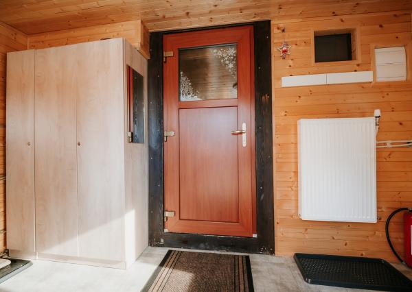 EXKLUZÍVNE Vám ponúkame na predaj dvojpodlažnú rekreačnú chatu s moderným interiérom v časti obce Litmanová