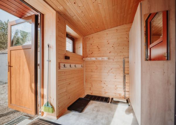 EXKLUZÍVNE Vám ponúkame na predaj dvojpodlažnú rekreačnú chatu s moderným interiérom v časti obce Litmanová