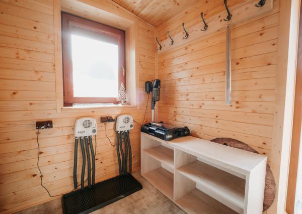 EXKLUZÍVNE Vám ponúkame na predaj dvojpodlažnú rekreačnú chatu s moderným interiérom v časti obce Litmanová