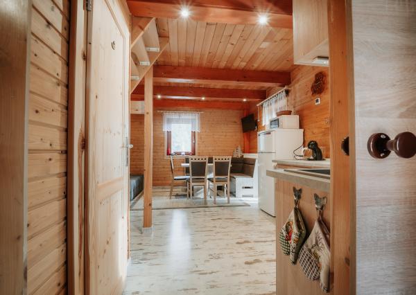 EXKLUZÍVNE Vám ponúkame na predaj dvojpodlažnú rekreačnú chatu s moderným interiérom v časti obce Litmanová