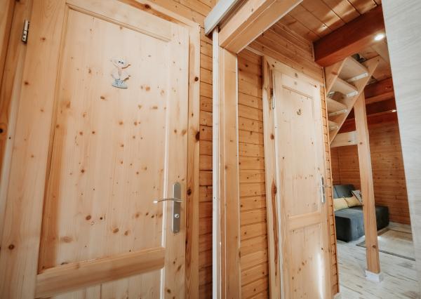 EXKLUZÍVNE Vám ponúkame na predaj dvojpodlažnú rekreačnú chatu s moderným interiérom v časti obce Litmanová