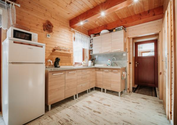 EXKLUZÍVNE Vám ponúkame na predaj dvojpodlažnú rekreačnú chatu s moderným interiérom v časti obce Litmanová