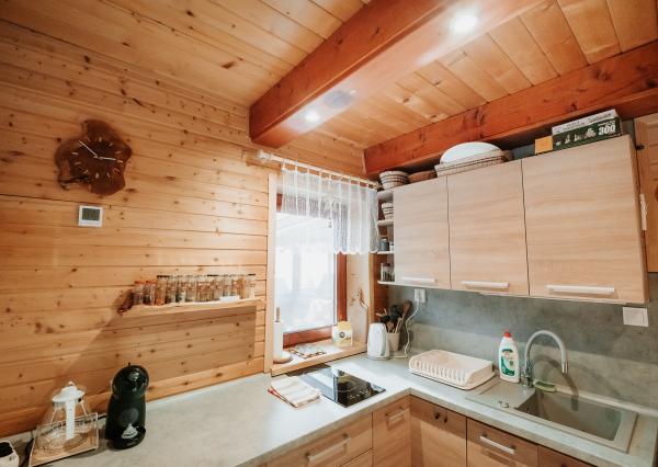 EXKLUZÍVNE Vám ponúkame na predaj dvojpodlažnú rekreačnú chatu s moderným interiérom v časti obce Litmanová