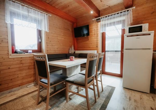 EXKLUZÍVNE Vám ponúkame na predaj dvojpodlažnú rekreačnú chatu s moderným interiérom v časti obce Litmanová