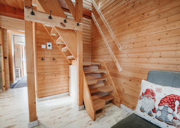 EXKLUZÍVNE Vám ponúkame na predaj dvojpodlažnú rekreačnú chatu s moderným interiérom v časti obce Litmanová