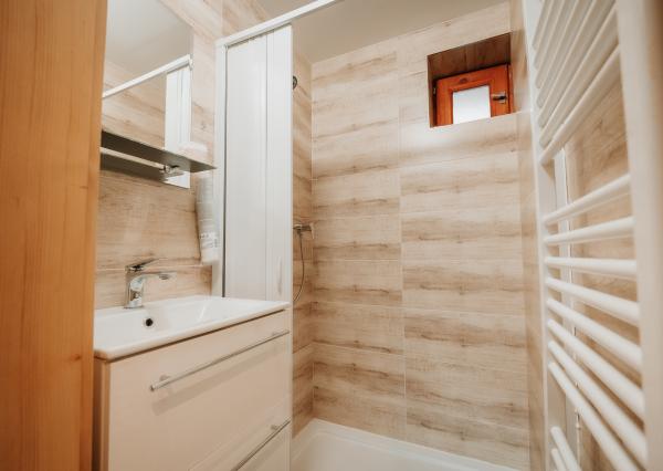 EXKLUZÍVNE Vám ponúkame na predaj dvojpodlažnú rekreačnú chatu s moderným interiérom v časti obce Litmanová