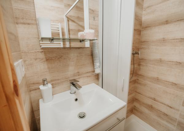 EXKLUZÍVNE Vám ponúkame na predaj dvojpodlažnú rekreačnú chatu s moderným interiérom v časti obce Litmanová