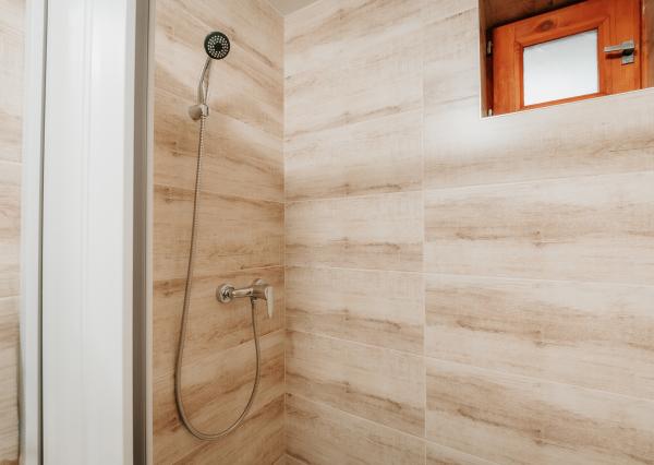 EXKLUZÍVNE Vám ponúkame na predaj dvojpodlažnú rekreačnú chatu s moderným interiérom v časti obce Litmanová