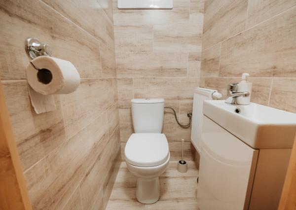 EXKLUZÍVNE Vám ponúkame na predaj dvojpodlažnú rekreačnú chatu s moderným interiérom v časti obce Litmanová