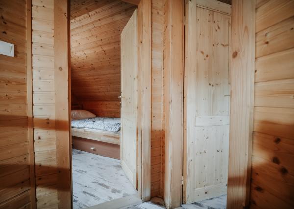 EXKLUZÍVNE Vám ponúkame na predaj dvojpodlažnú rekreačnú chatu s moderným interiérom v časti obce Litmanová