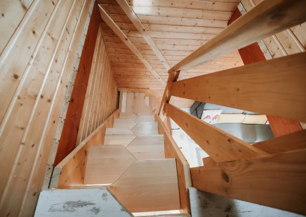 EXKLUZÍVNE Vám ponúkame na predaj dvojpodlažnú rekreačnú chatu s moderným interiérom v časti obce Litmanová